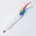 Jouet pour chat avec bande en fausse fourrure, plumes colorées et balle de fruit de galle - Bâton Fausse Fourrure de Lapin aux Galles / Blanc