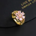 Exquisiter rosa Zirkonia Blumenring in Goldtönen, glänzendes modisches Schmuckaccessoire für Damen. - Gold