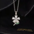 Primer plano del collar con colgante de flor de circonita brillante y detalles finos. - Estilo De Flor De Hoja Verde (F)