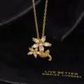 Primer plano de un collar con colgante de girasol dorado brillante con circonitas cúbicas. - Estilo Tridimensional De Doble Flor Dorada (U)