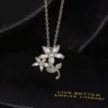 Primer plano detallado del collar con colgante floral de circonita brillante y elegante. - Estilo De Doble Flor De Strass Completo Plateado (V)