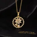 Primer plano detallado de un impresionante collar con colgante de girasol dorado con circonitas. - Estilo De Perla Artificial De Strass Completo Dorado (M)