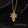 Primer plano del exquisito collar con colgante de girasol dorado con circonitas. - Girasol De Strass Completo Dorado (Q)