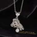 Primer plano detallado del collar con colgante de oso de estrás pavé brillante con circonita. - Estilo E (Oso Corazón Plata)