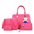 Ensemble de 4 sacs à main pour femmes roses élégants avec pendentif ours et sac bandoulière. - Rose rouge