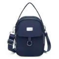 Sac bandoulière en nylon bleu foncé à plusieurs compartiments avec badge logo métal et anse. - Bleu foncé