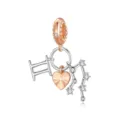 Vue rapprochée détaillée du charm zodiaque bicolore avec un magnifique constellation. - Style Gémeaux (CYT073-5)