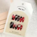 Hermosas uñas postizas de moda decoradas con lujosos diamantes y elegantes rosas negras. - Camelia Dulce y Fresco (24 Pzs Juego de Herramientas de Tarjeta)