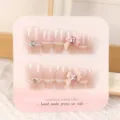 Set de uñas postizas hechas a mano con perlas, cristales de corazón y lazos rosas en tarjeta. - Princesa Cariñosa (24 Pzs Juego de Herramientas de Tarjeta)