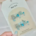 Uñas postizas degradadas azules con dijes de cristal de estrás y lazo elegante variante. - Mariposa de Glaciar (24 Pzs Juego de Herramientas de Tarjeta)