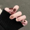 Detalle de uñas postizas a cuadros marrones, diseño cuadrado corto de color chocolate. - Estilo 5 (SFDZ096) / Tipo con Pegamento de Gelatina