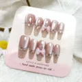Detalle de uñas postizas hechas a mano, forma de ataúd largo con gel cat-eye y lazo rosa decorativo. - Mariposa De Diamante Rosa (K2 Paquete De Tarjetas) / L