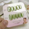 Unas postizas hechas a mano con efecto ojo de gato verde y puntas doradas brillantes. - XS (Extra Pequeño) / 10 Piezas / Verde Esmeralda Brillo Tarjeta Papel Paquete