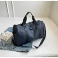 Wasserdichte Reisetasche für Herren, große Sporttasche mit Schultergurt und viel Stauraum. - Blau