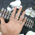 Λεπτομερής εικόνα 30 τεμαχίων ψεύτικα νύχια cat eye με στρας σε κομψό τραπεζοειδές σχήμα. - Καρδιά Μάτι της Γάτας / Paketo 30 Temachion (Mesos Typos XS/S/M)