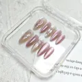 Détail de faux ongles en amande 3D faits à la main avec effet œil-de-chat et joli nœud. - XS