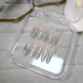 Primer plano detallado de uñas postizas hechas a mano con efecto cat-eye y pedrería fina. - XS [Talla muy pequeña] / 10 Piezas / Secreto de Serpiente Azul (Pegamento de Gelatina)