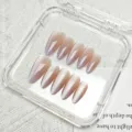 Primer plano detallado de uñas postizas ojo de gato de lujo en caja, degradado nude violeta. - XS [Talla muy pequeña] / Paquete de Caja de Plástico con Pegamento de Gelatina