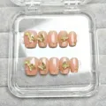 Primer plano detallado de uñas postizas con base degradada nude y dijes de mariposa dorados. - XS [Talla muy pequeña] / GSMZ895-B5 Nude Mariposa (Pegamento Jelly)