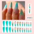 Primer plano de uñas postizas almendradas con degradado azul, líneas doradas y pedrería. - JP3008-G Esplendor azul y dorado [Adhesivos + lima + palito]