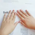 Uñas postizas lindas para niños con base blanca y diseño de fresa roja, variante corta. - Leche Fresa (ET048-B4) / 12 Pzs/Paquete (Auto-Adhesivo)