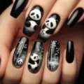 Primo piano dettagliato di unghie finte press-on con decorazione panda nero e bianco. - Panda Bambù