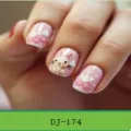 Dettaglio unghie finte con coniglietto e fragola, stile rosa dolce per nail art. - Carino Coniglio Cuore Rosa