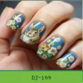 Primo piano dettagliato di unghie finte con simpatico coniglio e fiori, manicure elegante. - Coniglio Fiore