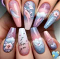 Unghie finte eleganti con sfumatura pastello, piume 3D, fiori e design romantico. - Amore Piuma Fiore