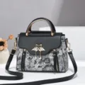 Chique dames handtas elegante zwarte motief schoudertas crossbody tas met handvat - Zwart