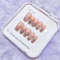 Vista en detalle de uñas postizas rosas hechas a mano con mariposas 3D y brillantes pedrería. - Talla S (10 Piezas) / Estilo Kit de Herramientas de 5 Piezas - Caja de Plástico