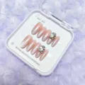 Detalle de uñas postizas rosa nude con efecto ojo de gato y diamantes brillantes. - XS [Talla muy pequeña] / Rosa Nude Con Strass Brillante (Caja De Plástico Kit De Cinco Herramientas)