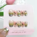 Primer plano de uñas postizas hechas a mano con degradado ojo de gato verde y mariposas doradas. - XS / Mariposa Verde Esmeralda (Cartón Pegamento de Gelatina)