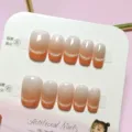 Primer plano detallado de uñas postizas hechas a mano con degradado efecto ojo de gato. - Otoño Encantador