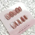 Uñas postizas hechas a mano con efecto ojo de gato y patrón de bambú, uñas rosas elegantes. - Otoño de Bambú Rojo