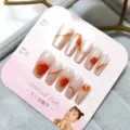 Uñas postizas hechas a mano con efecto ojo de gato y elegantes diseños de rosas pintadas. - Rosa de Fuego