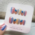 Uñas postizas hechas a mano degradado azul rosa con detalles de mariposa delicados primer plano. - Mariposa Azul Rosa