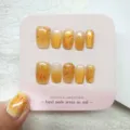 Uñas postizas trapezoidales amarillas hechas a mano con efecto ojo de gato y fuegos. - Fuegos Artificiales del Atardecer