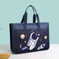 Bolso tote azul de gran capacidad para documentos A4, portatil y utiles con estampado de astronauta. - Astronauta Azul Marino