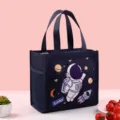 Donkerblauwe geïsoleerde lunchtas met schattig astronautenpatroon, waterdicht en handig vak. - Marineblauwe Astronaut