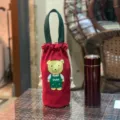 Rode canvas trekkoord waterfles tas met groen handvat en een leuke berenprint. - Rood