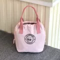 Roze geïsoleerde lunchtas met trekkoordsluiting, schattig berenlogo en handig emmer-ontwerp. - Roze