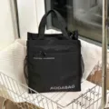 Grote zwarte canvas tote lunchtas met zijvakken van gaas en een voorvak met ritssluiting. - 2903 zwart