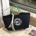 Zwarte waterdichte lunchtas met groene touw handvatten en schattig geprint logo voor dagelijks. - Zwart