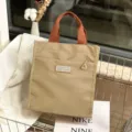 Kleur-geblokte nylon lunchtas met voorvak en stevige bruine handvatten voor dagelijks gebruik. - 0905 Kaki
