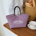 Paarse canvas tote tas met minimalistische letterprint voor dagelijks en handig gebruik. - 768 Klein paars