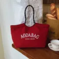 Rode canvas tote bag met stijlvolle zwarte touw handvatten en letters op de voorkant. - 769 Groot rood