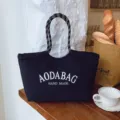 Minimalistische zwarte canvas shopper tas met bedrukte handvaten voor dagelijks woon-werkverkeer. - 769 Groot marineblauw