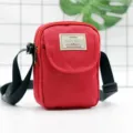 Borsa a tracolla in nylon rosso da donna, piccolo borsello porta cellulare elegante. - rosso ciliegia