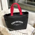 Zwarte oxford stoffen handtas tote tas met rode handgrepen, casual woon-werk lunchtas voor dagelijks. - Grote Zwarte Letters / Zwart
